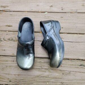 Dansko Professional Black Silver Metallic Ombre Patent Leather Nursing Clogs 40